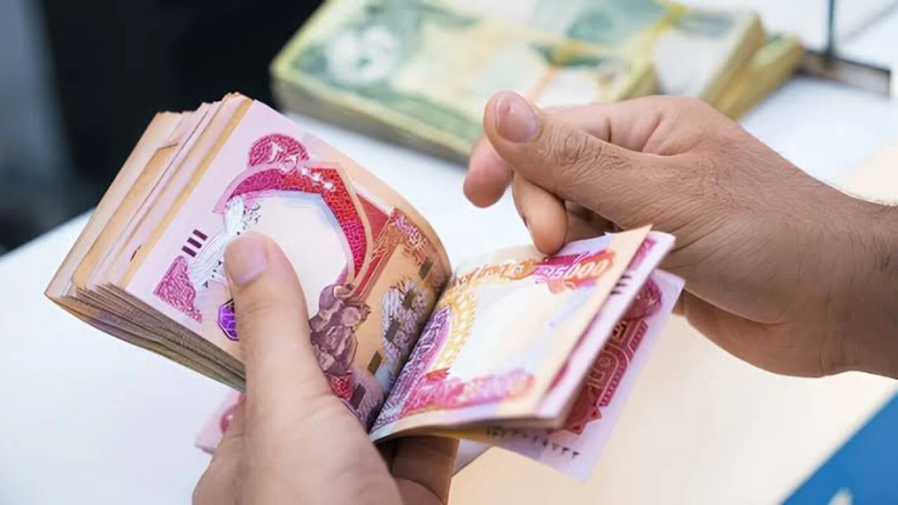 الان.. بدء توزيع رواتب المتقاعدين يوم غد بالزيادة الأخيرة+ وحقيقة سن التقاعد في العراق