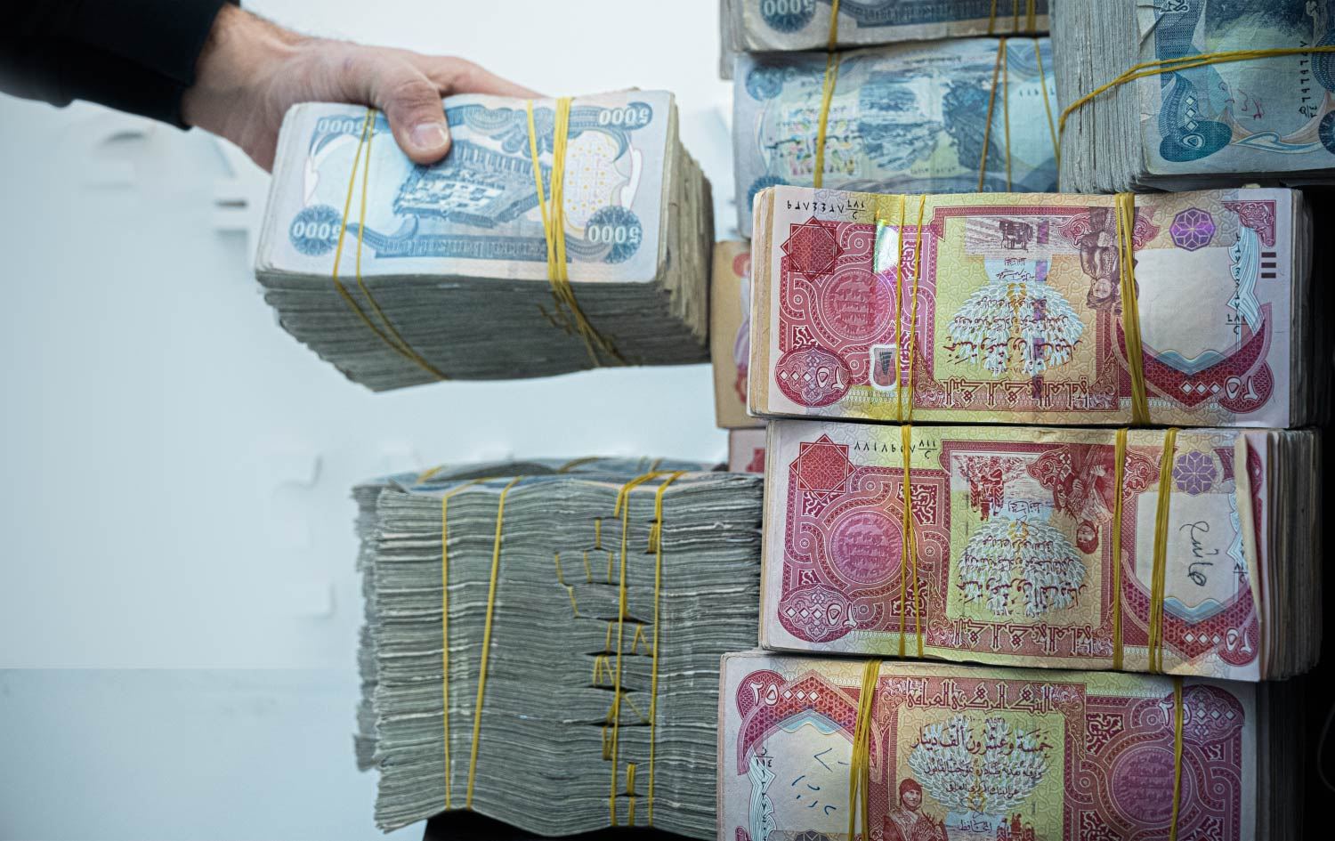 “تهز القلوب من الفرحة للعراقيين”.. الحكومة العراقية تعلن شروط توزيع 25.000.000 مليون دينار مصرف الرافدين لهؤلاء!!.. مفاجأة سارة