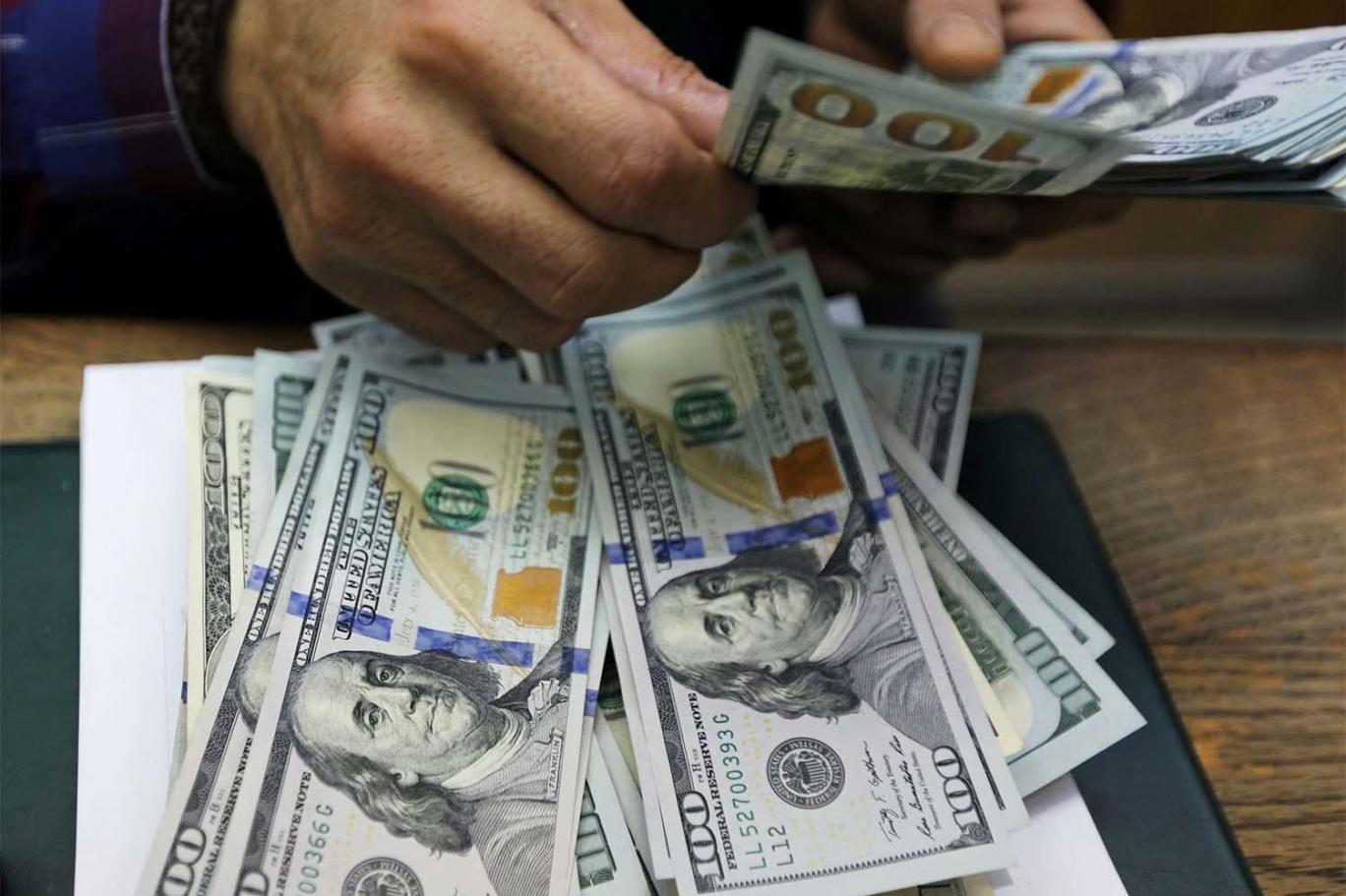 انهيار تاريخي بالبنوك..  انخفاض كبير لسعر الليرة السورية مقابل الدولار اليوم بمنتصف التعاملات